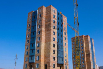 В Астане сносят переоборудованный под квартиры технический этаж новостройки