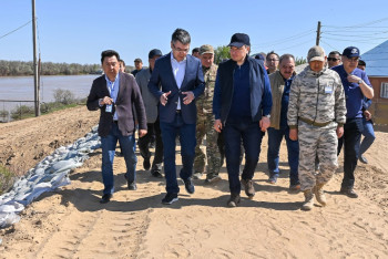 Фотография к новости: Олжас Бектенов проверил берегоукрепительные работы в преддверии второго пика паводков в Атырау