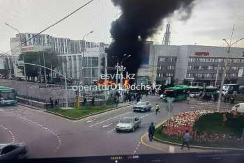 Автобус загорелся на одном из центральных проспектов в Алматы