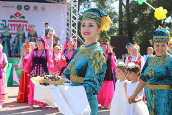 Фотография к новости: Татарский "вайб", Масленница и Октоберфест: Как в Семее живут представители разных этносов