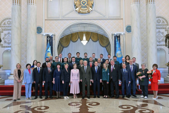 Президент наградил ряд казахстанцев за заслуги в укреплении мира и развитие государственного языка