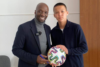 Звезда мирового футбола Клод Макелеле встретился с пострадавшими от паводка семьями в Актобе