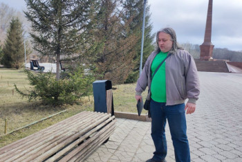 Общественник показал "пизанские" фонари в парке Семея