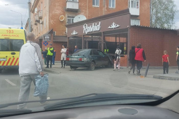 В Усть-Каменогорске угнанный автомобиль протаранил кафе