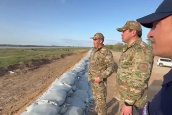 Глава МЧС продолжает инспектировать защитные сооружения вдоль реки Жайык