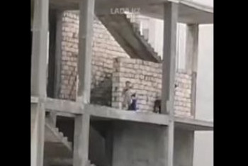 Дети играли на опасной высоте на стройке в Актау