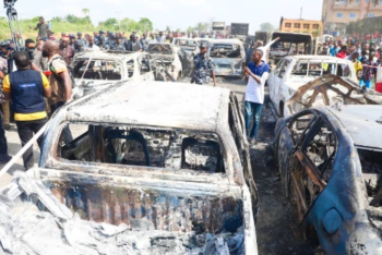 В Нигерии около 300 автомобилей сгорели в пробке