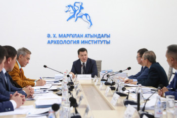 Ерлан Карин проверил работу над многотомником по истории Казахстана