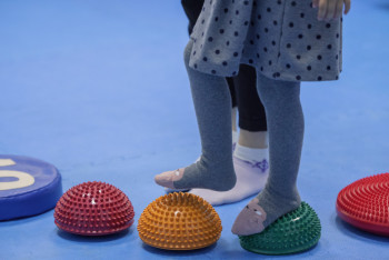 Сотрудница детсада била малышей шваброй в Туркестанской области