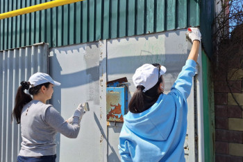"Өнегелі ұрпақ": неравнодушные алматинцы помогают пенсионерам навести порядок в их дворах