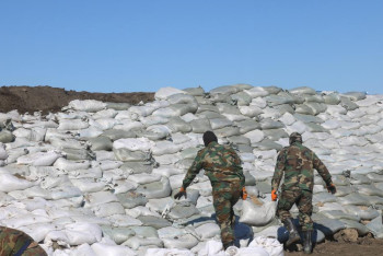 Фотография к новости: Пели песни и возводили дамбы: что удивило представителя АНК в местах подтопления