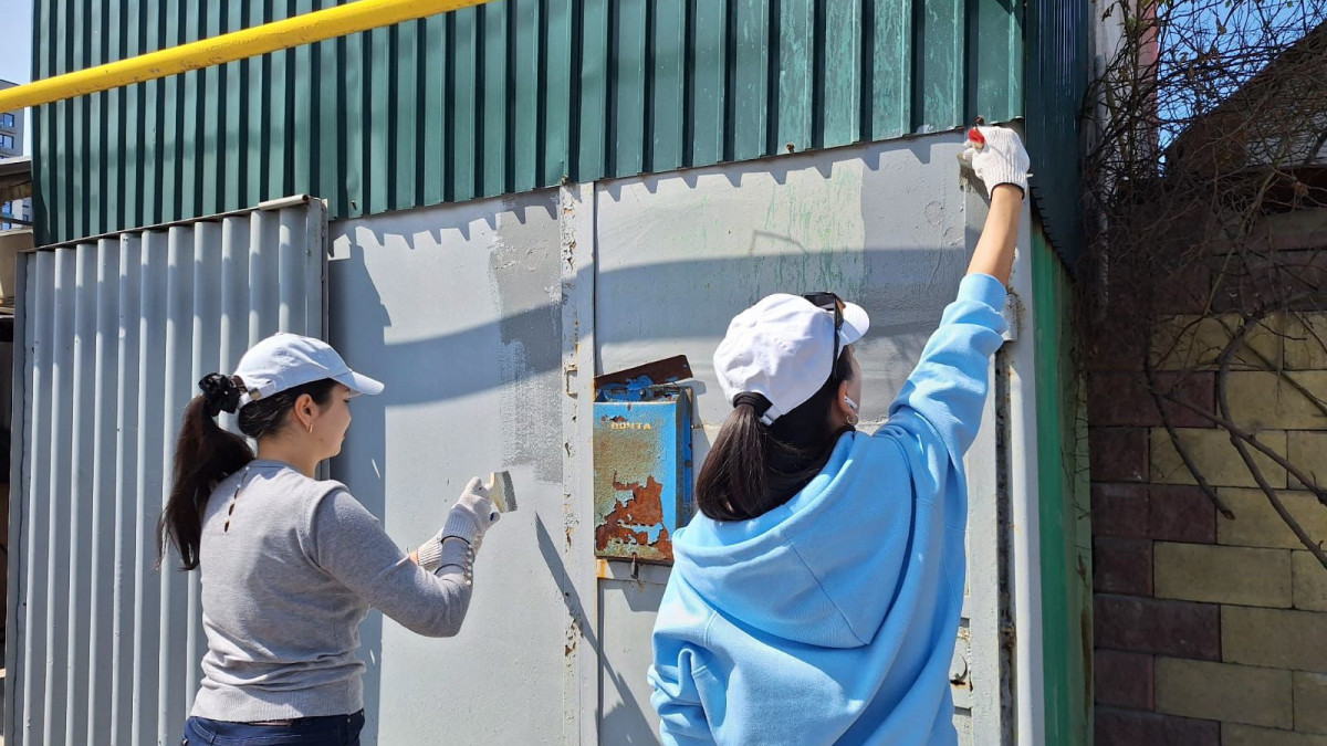 "Өнегелі ұрпақ": неравнодушные алматинцы помогают пенсионерам навести порядок в их дворах
