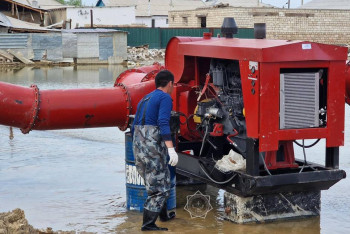 В пострадавшем от паводков Кульсары продолжают подключать электричество и газ