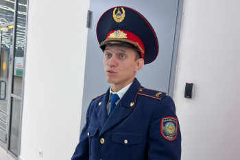 Фотография к новости: Полицейский Геннадий Вездецкий из Акмолинской области свободно владеет казахским