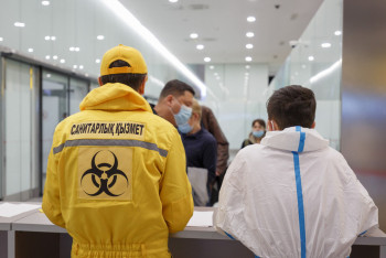 Двоих пассажиров рейса Air Astana госпитализировали с подозрением на холеру