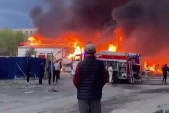 В Актобе горит склад со стройматериалами