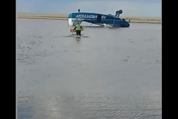 Самолет аварийно сел на воду близ Аркалыка: кадры происшествия