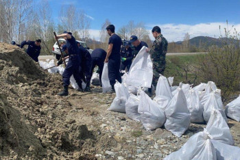 Фотография к новости: В сёлах на берегу Урала организовали круглосуточные дежурства