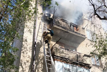 Запертого в квартире ребенка спасли из горящей пятиэтажки в Атырау