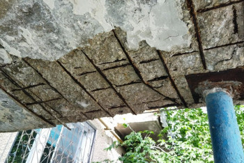 Кусок козырька от подъезда обрушился перед коляской с грудничком в Актау