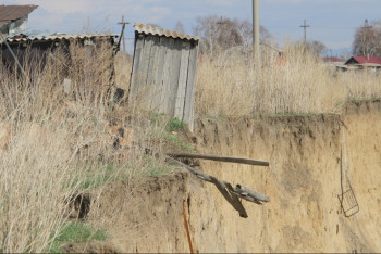 Фотография к новости: В селе ВКО огороды и хозпостройки падают в Иртыш