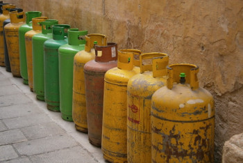 Общежитие сгорело в Астане: пожарные вынесли 15 газовых баллонов