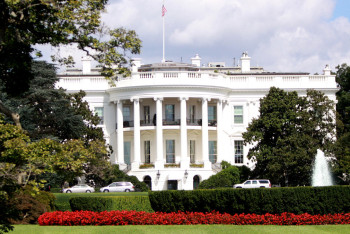 Фотография к новости: Автомобиль протаранил ограду Белого дома в США