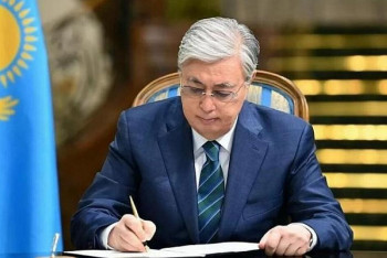 Токаев наградил электрослесаря, который самостоятельно ликвидировал задымление на шахте имени Костенко