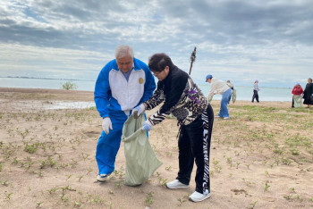 Жители Алматинской области очищают побережья рек и водохранилищ от мусора