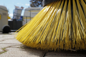 В Караганде десятки коммунальщиков требуют поднять им зарплату