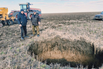 Аномальная дыра в земле образовалась в Костанайской области