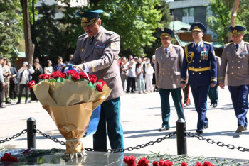 Военнослужащие Алматы почтили память первого министра обороны Казахстана