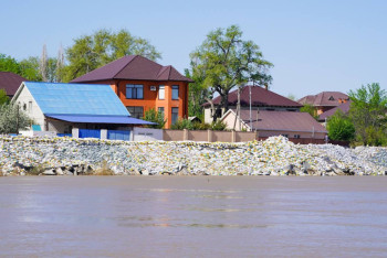 Сотни километров дамб и доставка продуктов: что происходит в подтопленных населённых пунктах