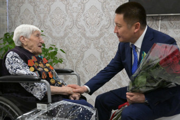 Аким Павлодарской области лично поздравил всех ветеранов региона