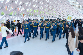 Военный оркестр прошёл маршем по набережной Астаны