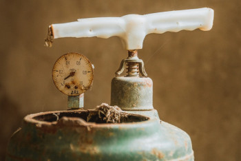 Алматинские пожарные предотвратили взрыв в новостройке