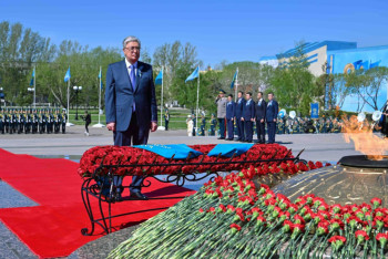 Фотография к новости: Президент Казахстана возложил цветы к монументу "Отан Ана"