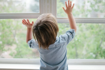 Двое детей выпали из окон в Семее и Шахтинске