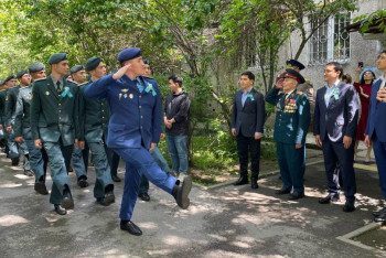 Ветеранов ВОВ поздравили военнослужащие в Алматы