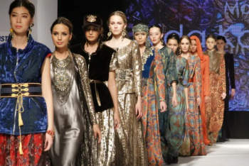 Фотография к новости: Казахстанскую одежду представили на выставке в США