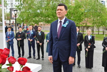 Фотография к новости: Ерлан Карин возложил цветы к памятнику легендарному Талгату Бегельдинову