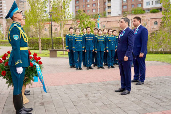 Фотография к новости: Премьер-министр страны возложил цветы к памятнику Рахымжану Кошкарбаеву