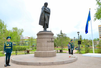 Фотография к новости: Председатель Мажилиса возложил цветы к памятнику Маншук Маметовой