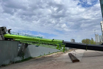 Фотография к новости: Автомобильный кран рухнул на стройке ЛРТ в Астане