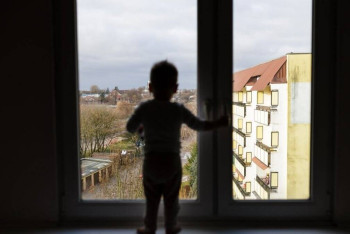 Фотография к новости: Двухлетний ребёнок выпал из окна второго этажа в Шахтинске