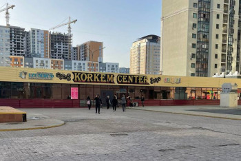 Фотография к новости: Война за двор: 8 лет длится борьба между жильцами многоэтажки и владельцем ТЦ в Астане