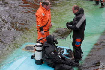 Упавший с моста автобус достали из реки в Санкт-Петербурге: три человека погибли