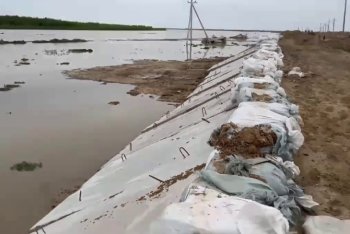 Фотография к новости: Четвёртые сутки защитные дамбы сдерживают "большую воду" в Атырауской области