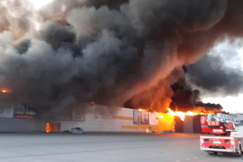 Мощный пожар почти уничтожил крупный торговый центр в Варшаве