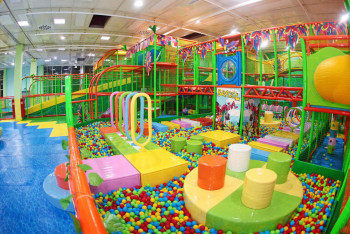 10-летняя девочка сорвалась с высоты в игровом центре Атырау